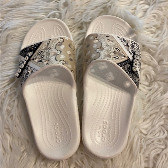 CROCS Women's Bandana Print Slide Sandals - Cream and Brown size M5 and W7 - Picture 8 of 8